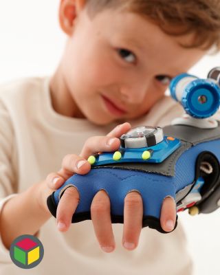 🕵️‍♂️✨ Hej, agenti! Připravte se na misi! S rukavicí Superšpion 7 v 1 má vaše dítě všechno, co potřebuje pro tajné...