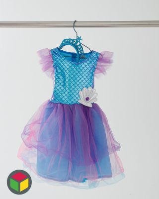 👑🌊 Chce se vám stát královnou moří? S naším kostýmem mořské panny je to hračka! Tělo kostýmu zdobí nádherné modré šupiny a...