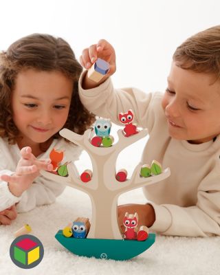 🌳🎉 Kdo dokáže postavit strom, aniž by spadl? Děti si zkouší své dovednosti s naším balančním stromem – umisťují zvířátka,...